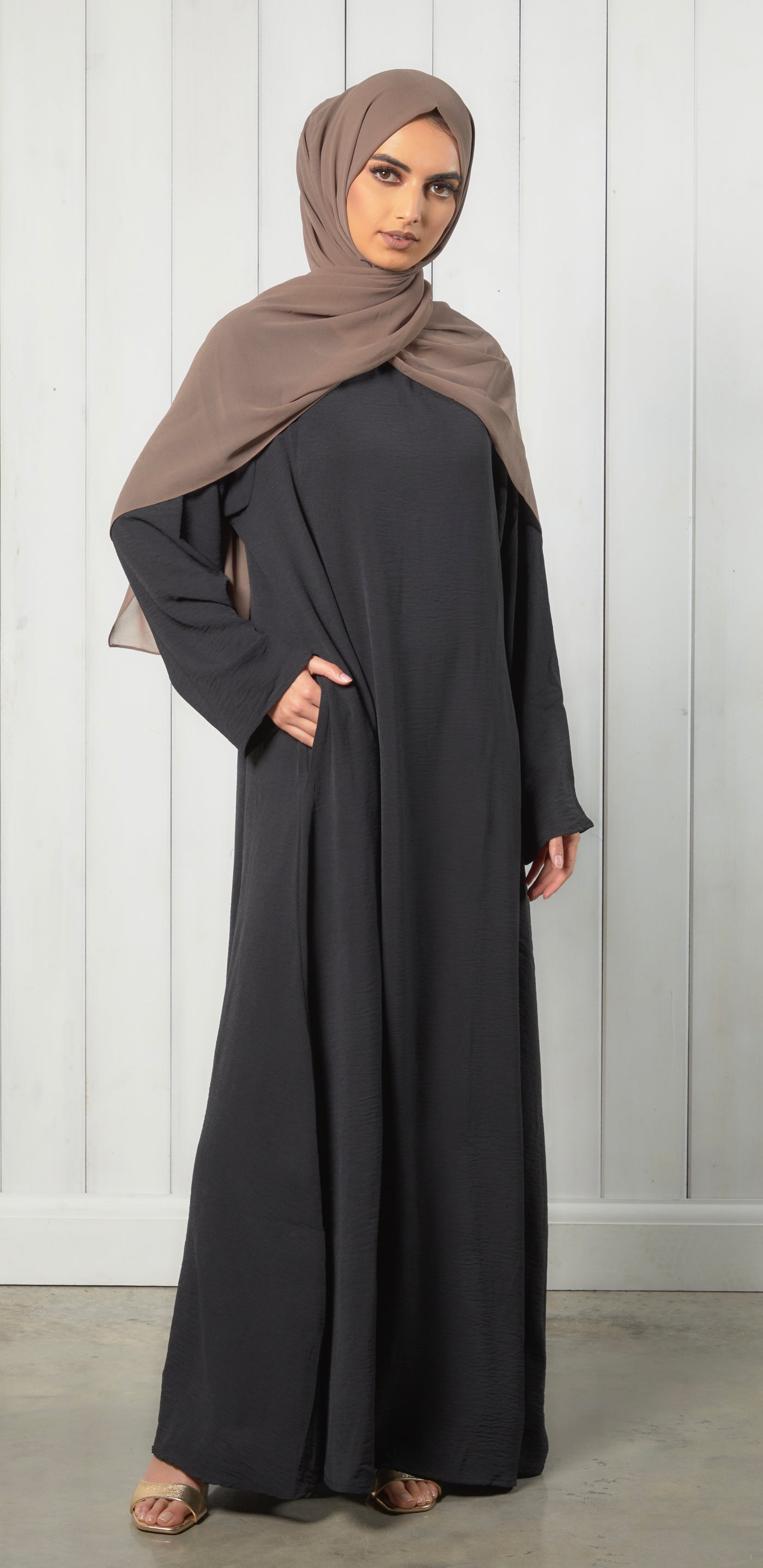 black closed abaya with pockets