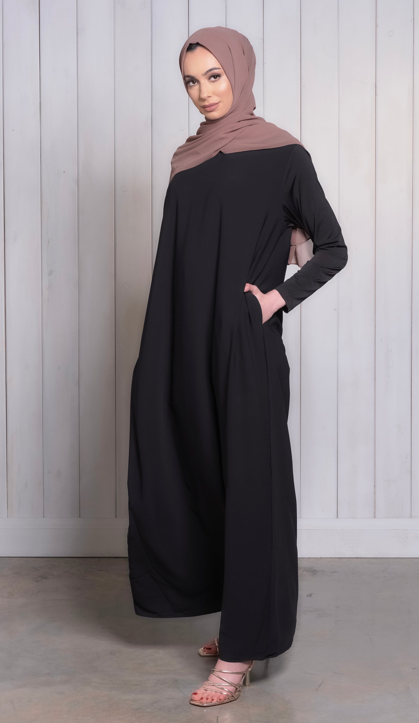 closed black abaya with pockets